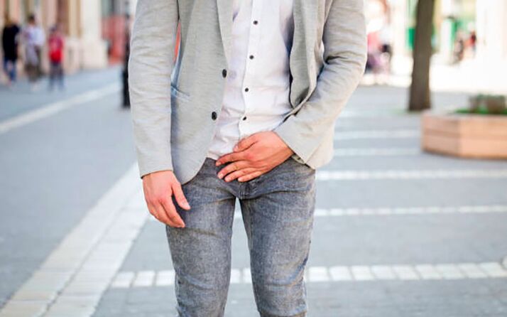 Muškarac je zabrinut zbog neugodnih simptoma prostatitisa