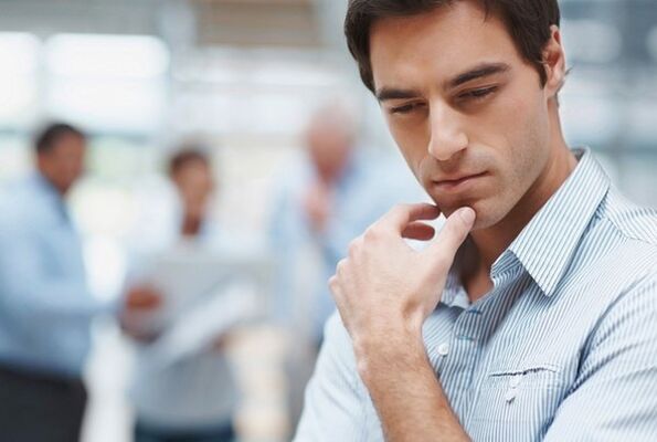 muškarac razmišlja o liječenju bakterijskog prostatitisa